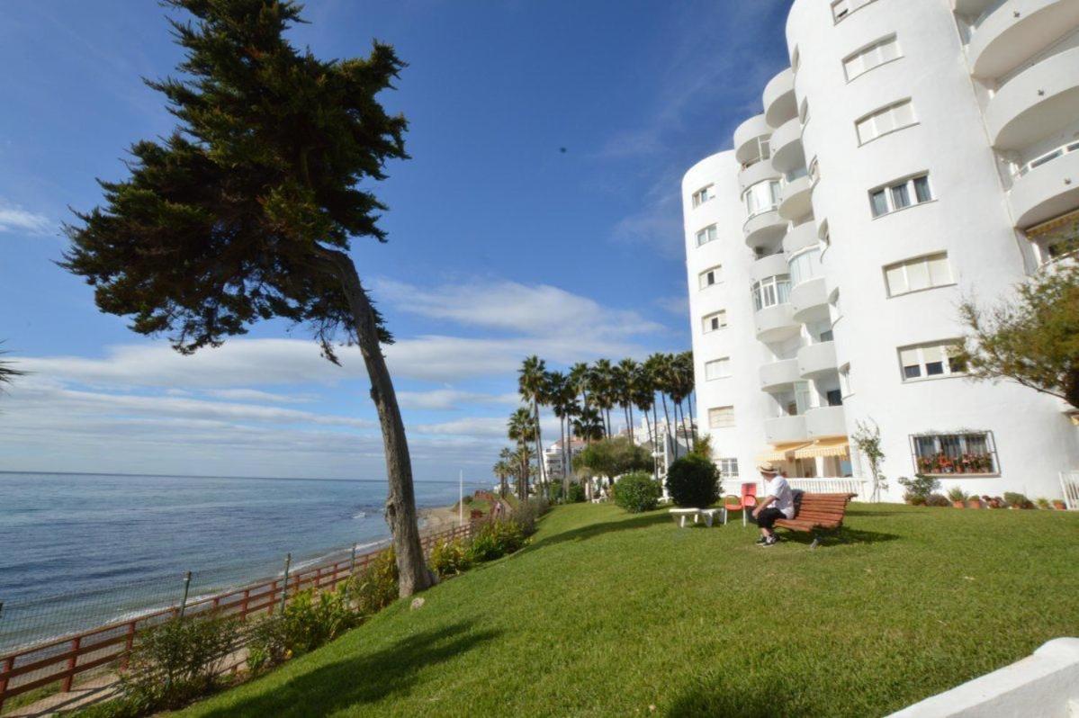 Beachfront Apartment In Calahonda MIJAS COSTA Dış mekan fotoğraf